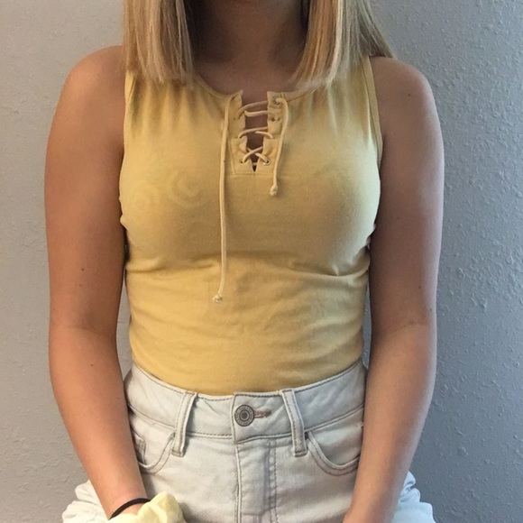 Sleeveless Light Yellow Top - Picture 2 of 3